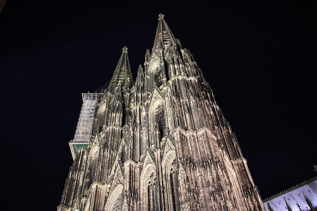 Photo ancient cologne cathedral at night in germany