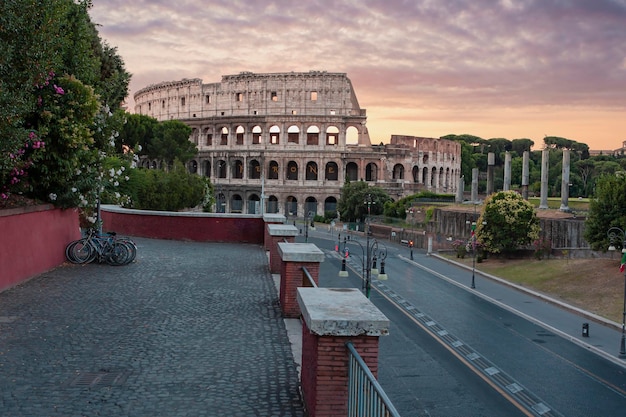 Photo ancient colosseum in rome at dawn