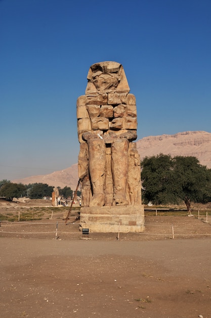 エジプト、ルクソールのメムノンの古代の巨像
