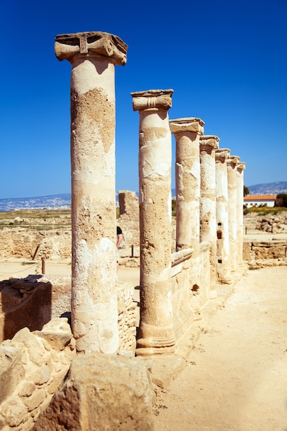 キプロスのパフォスにあるユネスコの世界遺産にある古代の柱