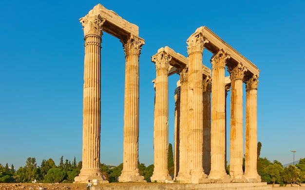 ギリシャ、アテネのゼウス神殿の古代の柱