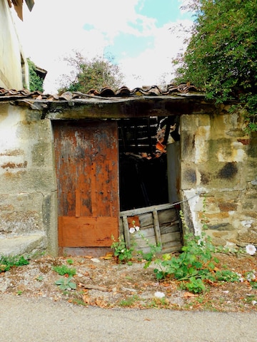 Premium Photo  Ancient door in rural landscapes la sierra de la culebra