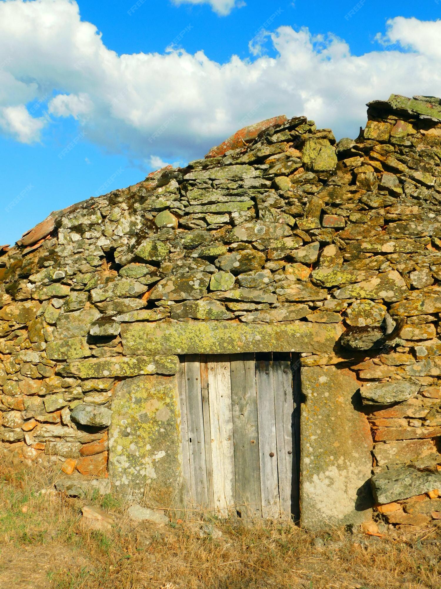 Premium Photo  Ancient door in rural landscapes la sierra de la culebra