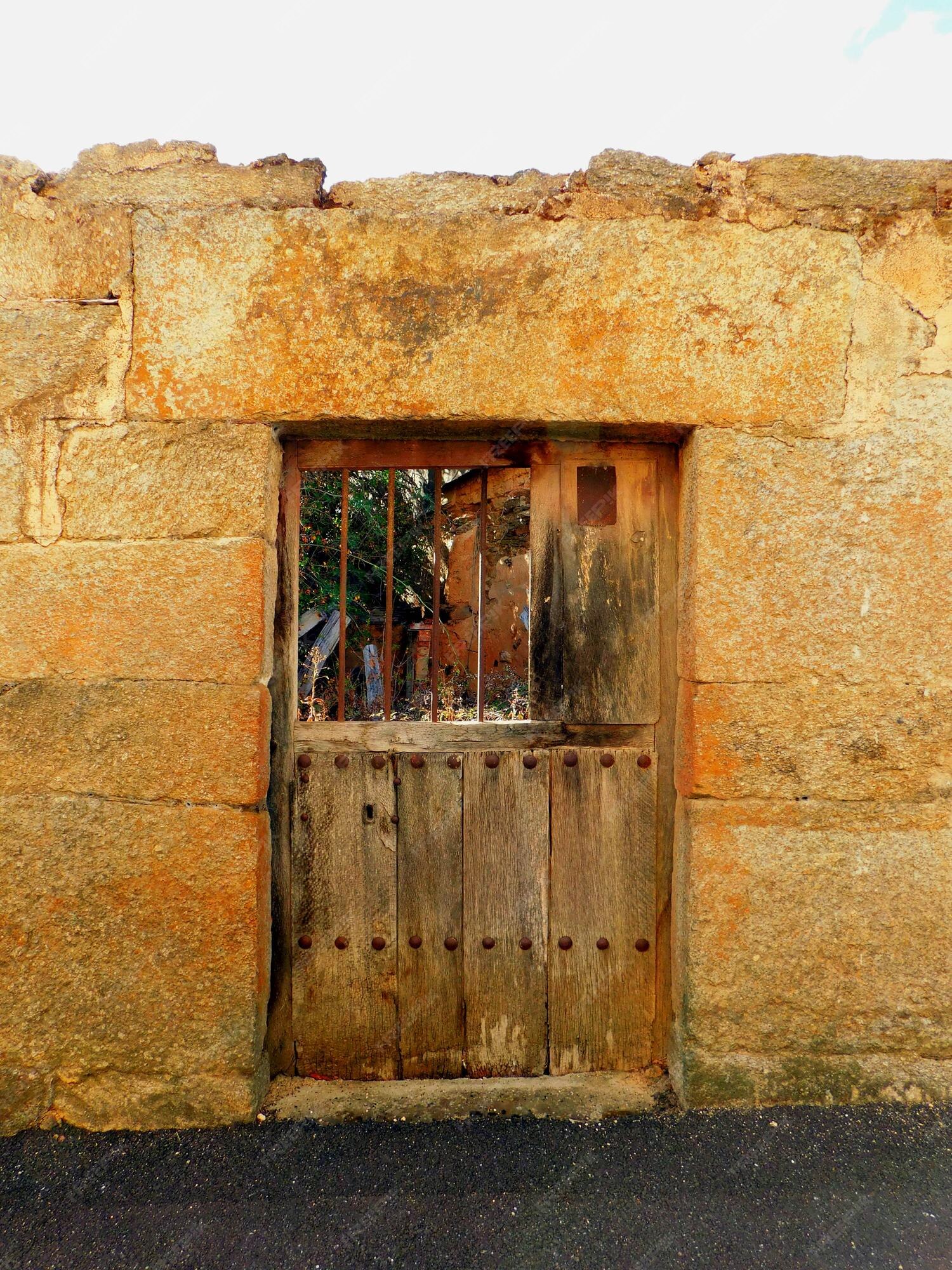 Premium Photo  Ancient door in rural landscapes la sierra de la culebra