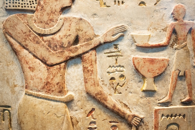 고대 이집트 장면. 벽에 컬러 상형 문자 조각. 고대 이집트를 벽화.