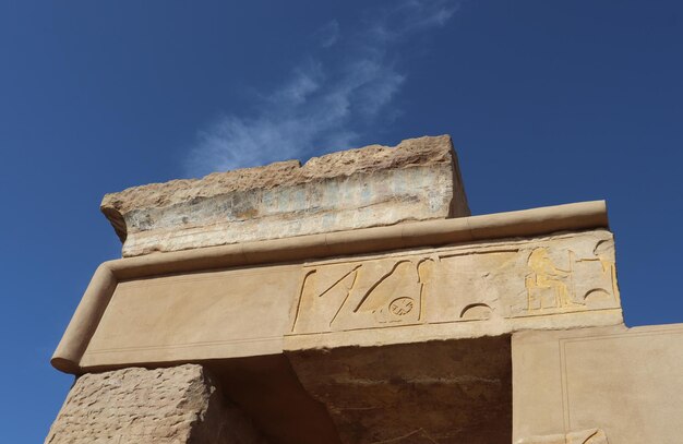 アスワンにあるサテト寺院の古代エジプトの刻とヒエログリフ
