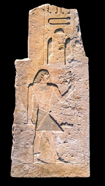 Photo ancient egyptian stone carving against a black background in germany