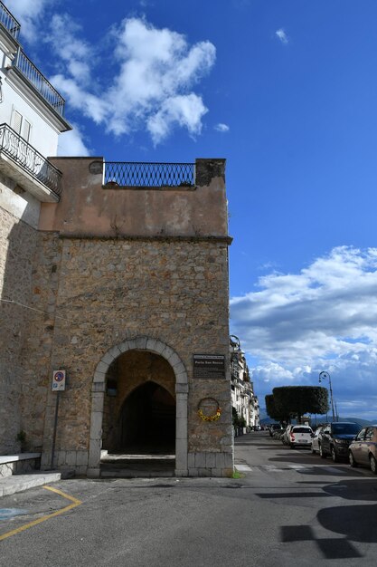 イタリアのラツィオの山脈にある中世の村であるモンテ・サン・ビアジオの古代の入り口