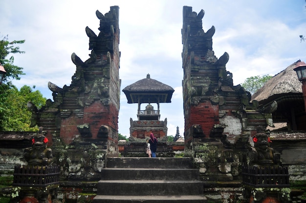 Antico ingresso al santuario interno di pura taman ayun o tempio mengwi significativo sito archeologico indù per i viaggiatori che le persone viaggiano visitano e rispettano pregando a badung regency a bali indonesia