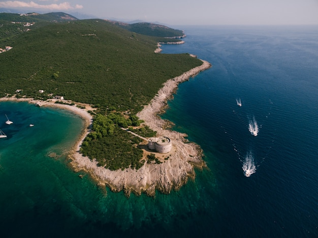 Древний форт арза у входа в которский залив в черногории в адриатическом море на берегу моря.