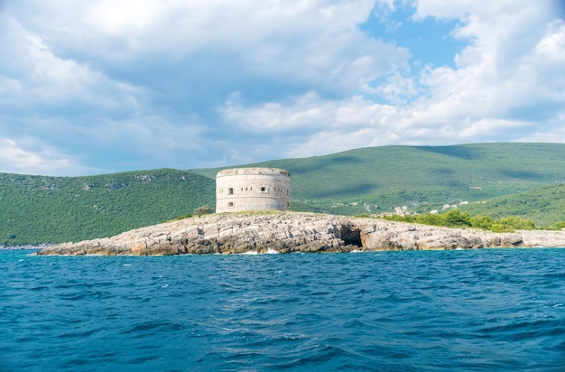 고대 요새는 Mamula BokaKotor Bay Montenegro 섬에 있습니다.