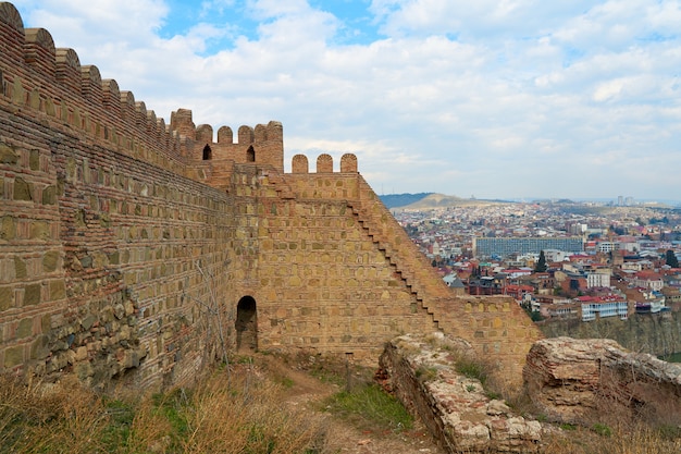 トビリシの旧市街にある古代の要塞ナリカラ。