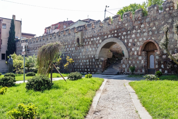 조지아 트빌리시의 구시가지에 있는 고대 요새 벽