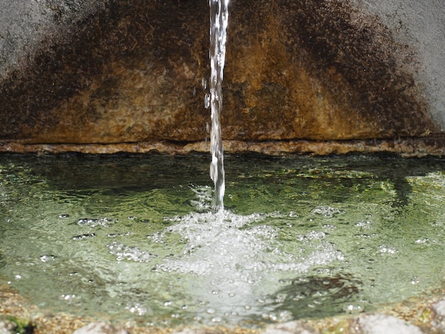 Foto antica fontana getto d'acqua