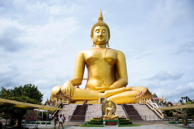 Древняя золотая большая статуя Будды для тайского народа путешественники путешествуют, посещают и уважают, молятся, благословляют, желают святой тайны храма Ват Муанг в городе Ангтонг 31 октября 2023 года в Анг Тонге, Таиланд