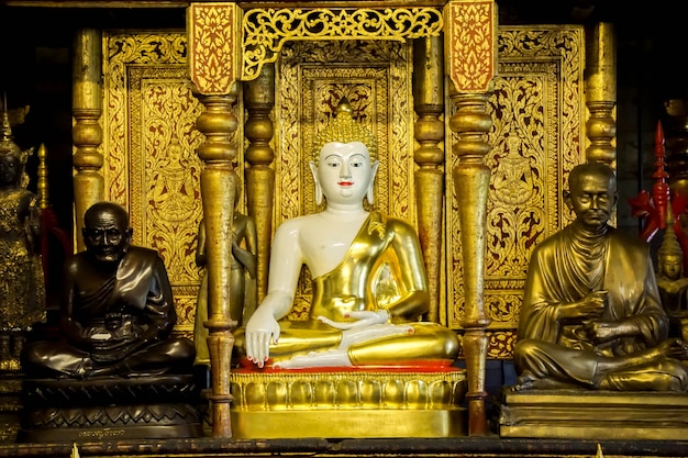 Photo ancient golden buddha statue of burmese art in sanctuary at wat phra that hariphunchai lumphun thialand.