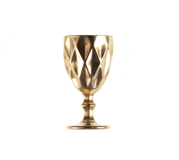 Antico bicchiere di vino dorato isolato su sfondo bianco