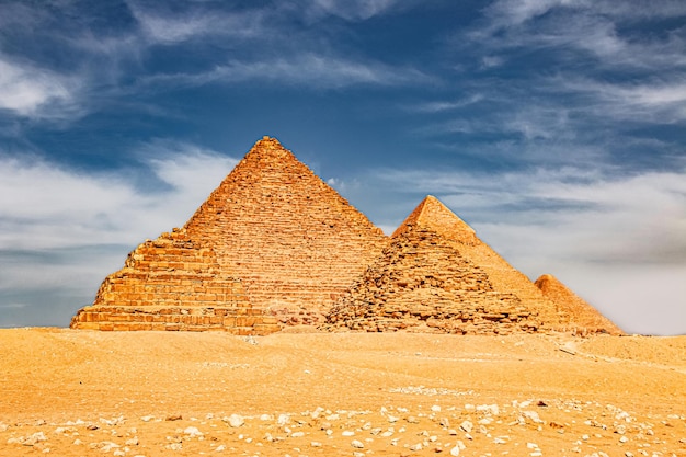 Photo ancient great pyramids at giza cairo egypt