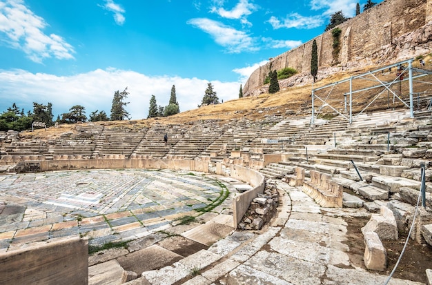 Photo ancient greek ruins at the foot of acropolis athens greece