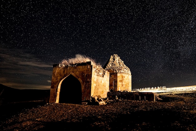 星空の夜にある16世紀の古代の歴史的な霊廟。アゼルバイジャン、シェマキ市の地区
