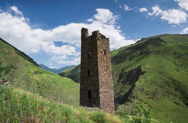 Photo ancient historical monuments of the chechen towers in the caucasus mountains