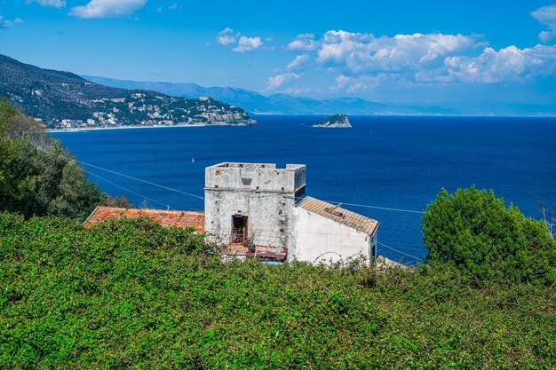 Foto antica casa affacciata sul golfo di spotorno