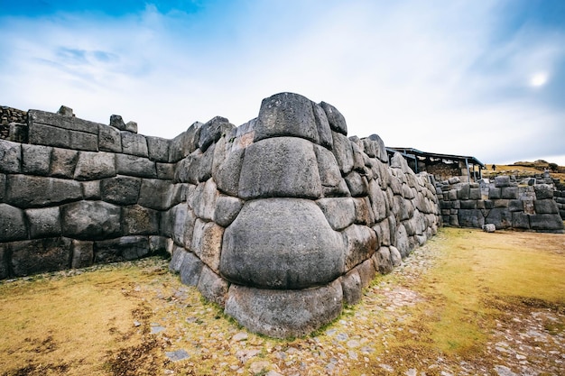 sacsayhuaman의 고대 거대한 방어 돌담