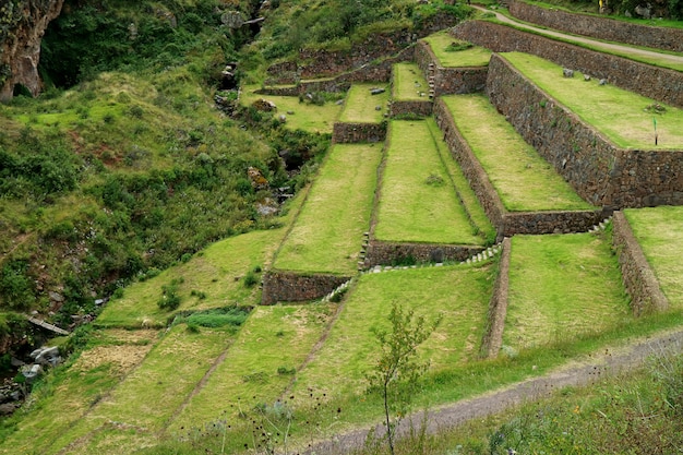 ペルーのクスコ地域の聖なる谷のピサック遺跡で古代インカ農業テラス遺跡