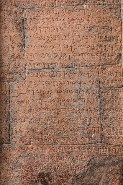 Foto antiche iscrizioni muro di pietra nell'antica lingua tamil