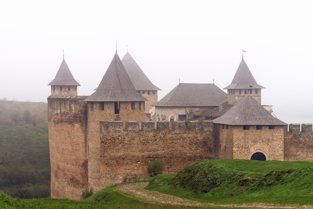 Древняя Хотинская крепость на берегу Днестра в туманное утро. Популярный замок в Украине. Местный туризм.