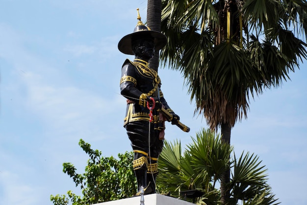 タイの人々 の旅行者のための古代王タクシン偉大な記念碑の像旅行を訪問し、アユタヤ タイのワット フントラ寺院アンティーク修道院で神聖な謎の神を祈る祝福を尊重します。