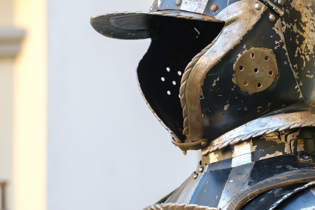 Photo an ancient knight's helmet with armor.a medieval concept.