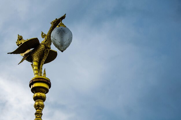 Lampade antiche sono nel parco.