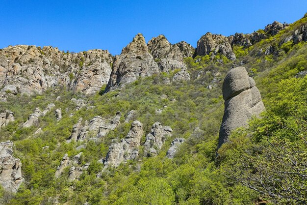 空気のかすみの中に丸みを帯びた形の古代の石灰岩の高い山。幽霊の谷。 Demerdzhi。クリミア。