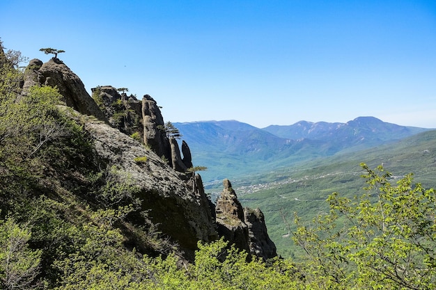 空気のもやの中の丸みを帯びた形の古代の石灰岩の高い山々幽霊の谷デメルジクリミア