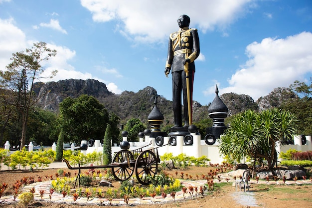 古代王陛下プラバト ソムデット プラ パラミントラ マハ プミポン アドゥリャデート ラーマ 9 世像タイの人々 の旅行者旅行旅行訪問尊敬ワット タム クラボックまたはサラブリ タイのタムクラボック寺院