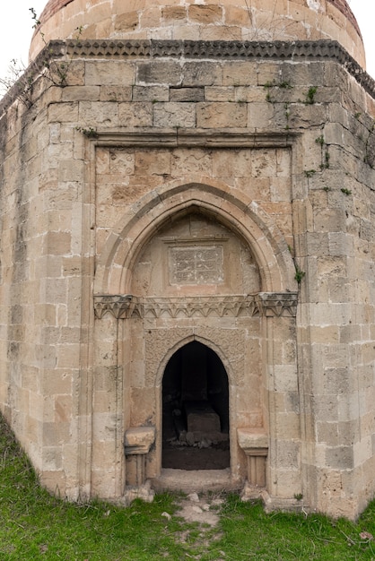 Mausoleo e cimitero antichi, komplex di yeddi gumbez, città di shamakhi, azerbaigian