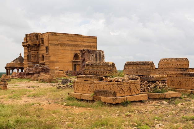 Photo ancient mausoleum and tombs at makli hill in thatta, pakistan. necropolis, graveyard
