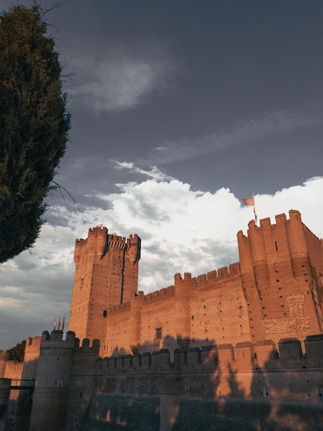 스페인의 석양 앞에 해자가 있는 고대 중세 성