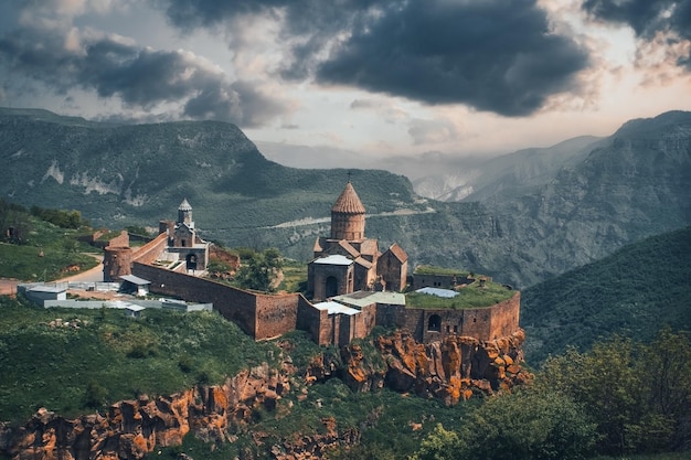 Antico monastero al tramonto tatev armenia