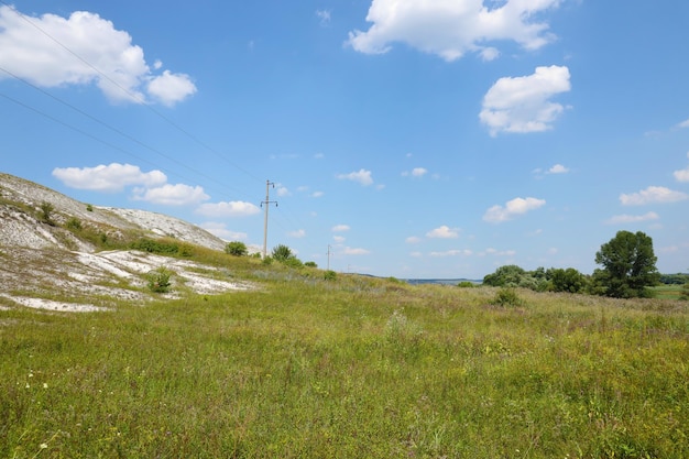 Antiche montagne di gesso multimilionarie sulla superficie della terra della steppa