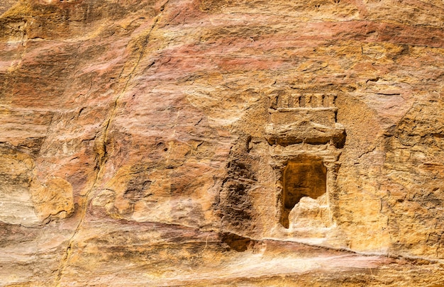 요르단 페트라의 Siq에서 고대 Nabataean 바위 조각