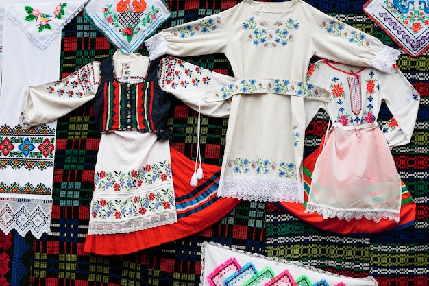 Foto antichi abiti bielorussi nazionali ricamati costumi etnici abiti tradizionali