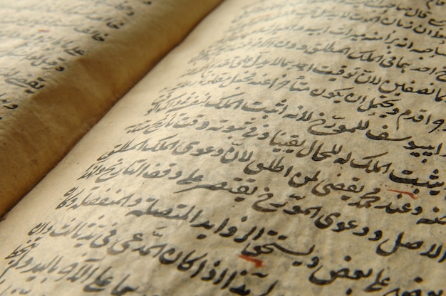 Antico libro aperto in arabo. antichi manoscritti e testi arabi