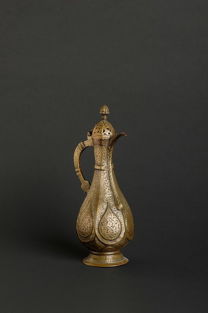 暗い背景に古代の東洋の金属のティーポット。アンティークブロンズ食器