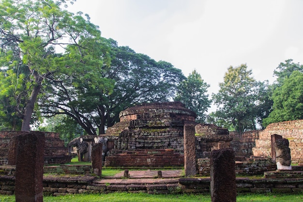 Kamphaeng Phet 역사 공원의 고대 탑