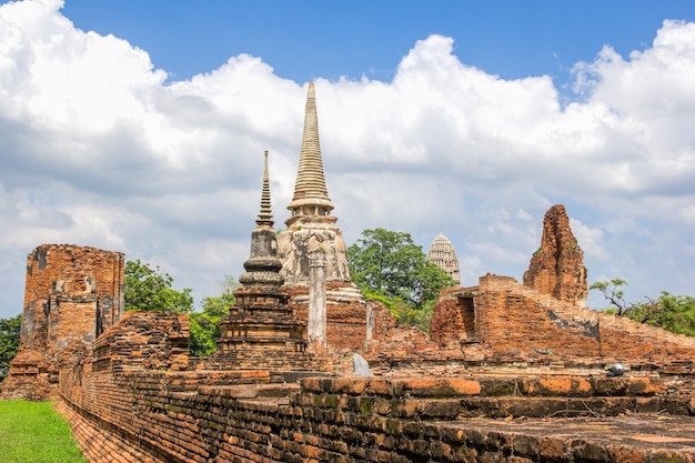 ワット マハタート寺院、アユタヤ、タイで古代の仏塔