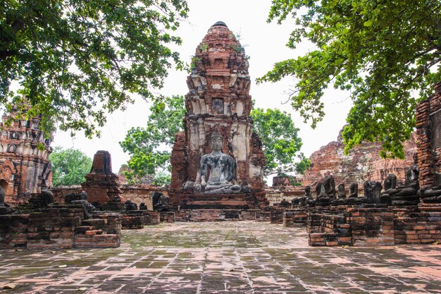 ワット マハタート寺院、アユタヤ、タイで古代の仏塔