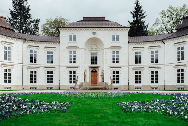 Palazzo antico e complesso del parco di lazienki a varsavia in polonia