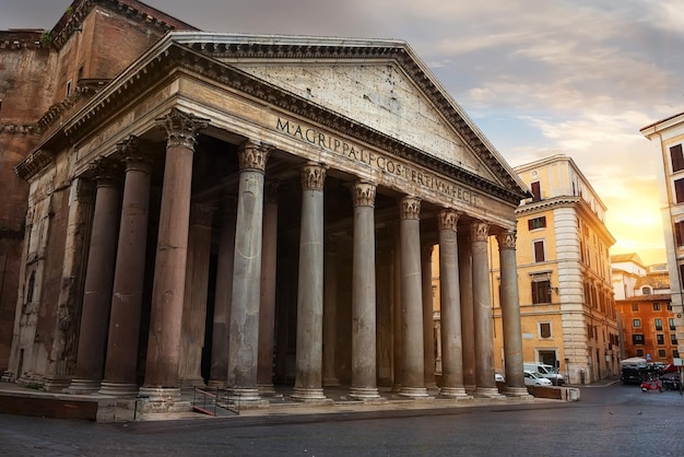 曇りの日の出、イタリアのローマの古代パンテオン